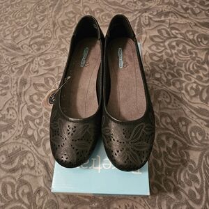 NIB BareTraps Black Floral Cutout Flats Size 8